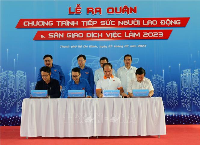 Ông Nguyễn Quang Cường, Giám đốc Trung tâm Dịch vụ việc làm thanh niên Thành phố Hồ Chí Minh (giữa) cùng các đơn vị ký kết thực hiện Tiếp sức người lao động và Sàn giao dịch việc làm năm 2023. Ảnh: Thanh Vũ – TTXVN
