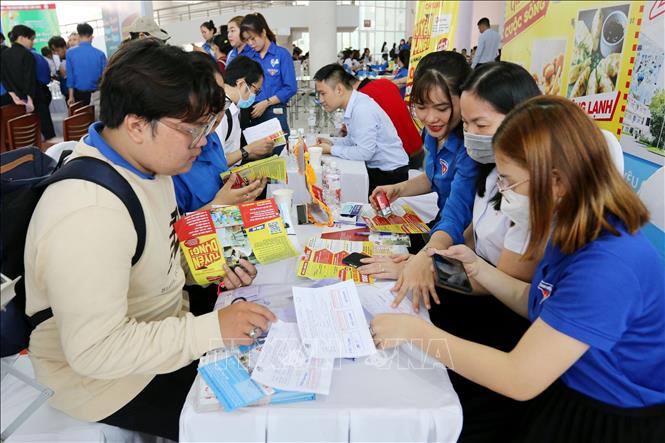 Đông đảo sinh viên, học sinh và người lao động tìm việc tại Chương trình “Tiếp sức người lao động và Sàn giao dịch việc làm năm 2023