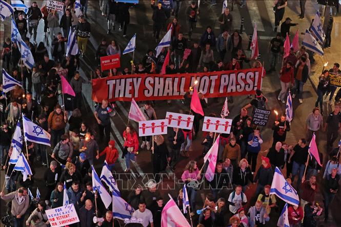 Biểu tình phản đối kế hoạch cải cách tư pháp của Chính phủ tại  Tel Aviv, ngày 25/2/2023. Ảnh: AFP/TTXVN