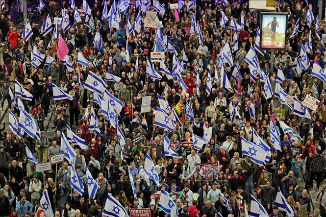 Biểu tình phản đối kế hoạch cải cách tư pháp của Chính phủ tại  Tel Aviv, ngày 25/2/2023. Ảnh: AFP/TTXVN