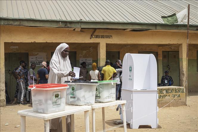 Cử tri bỏ phiếu tại một điểm bầu cử ở  Abuja, Nigeria, ngày 25/2/2023. Ảnh: AFP/TTXVN