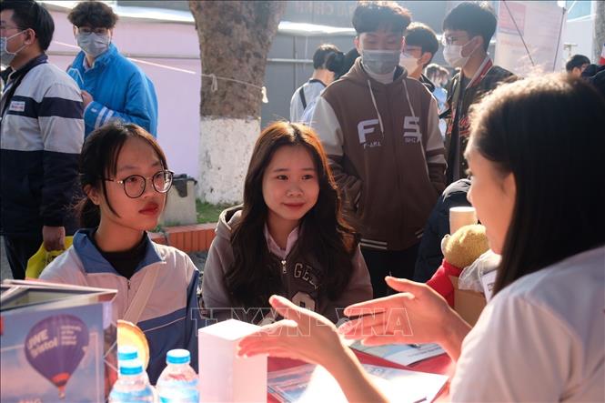 Trong ảnh: Tư vấn tuyển sinh - hướng nghiệp cho học sinh tại chương trình. Ảnh: TTXVN phát