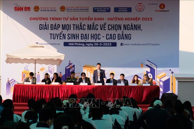 Trong ảnh: Tổ tư vấn giải đáp các thắc mắc của học sinh tại chương trình. Ảnh: TTXVN phát