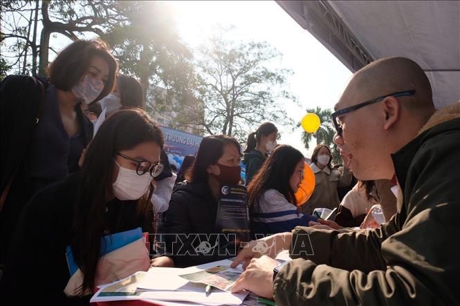 Trong ảnh: Học sinh tham gia tư vấn tại chương trình. Ảnh: TTXVN phát