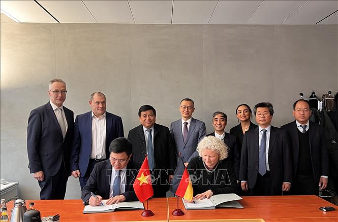 Le Manh Hung, Director General of the Enterprise Development Agency (Ministry of Planning and Investment) and Director of the German Agribusiness Alliance Alina Grumpert sign a memorandum of understanding establishing joint cooperation between the agencies. VNA Photo: Phương Hoa 