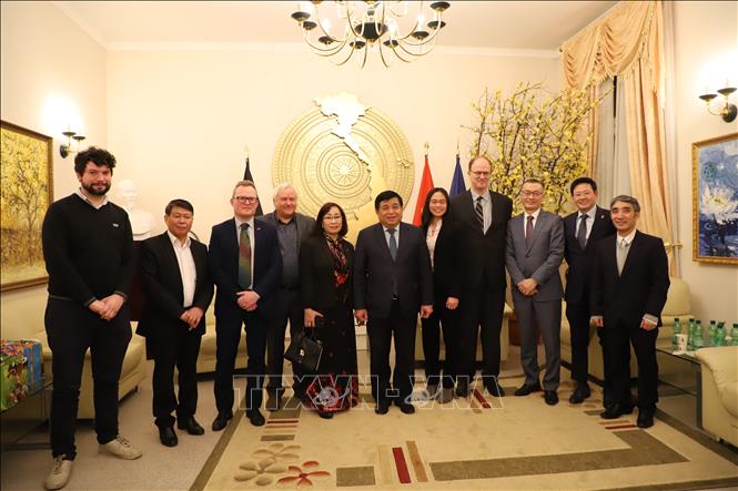 Minister of Planning and Investment Nguyen Chi Dung poses for a group photo with delegates. VNA Photo: Phương Hoa