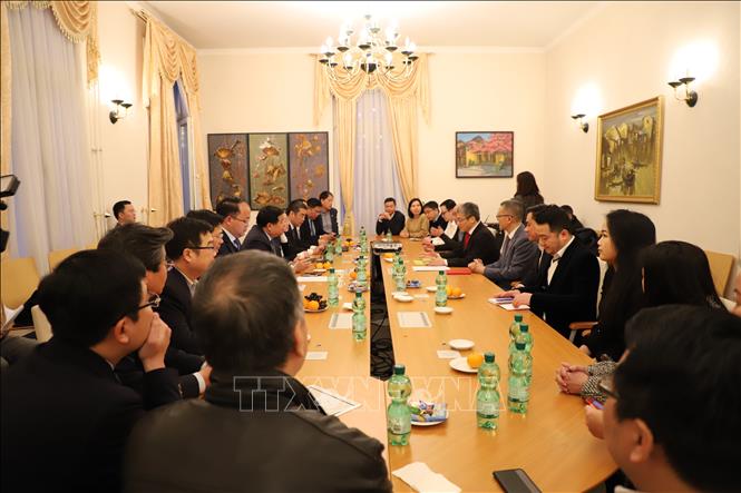 Minister of Planning and Investment Nguyen Chi Dung at a meeting with the Vietnam Germany Innovation Network. VNA Photo: Phương Hoa
