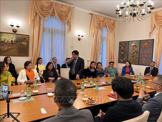 Minister of Planning and Investment Nguyen Chi Dung meets Vietnamese community in Germany. VNA Photo: Phương Hoa