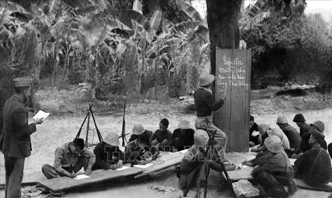 Từ lớp học “Diệt giặc dốt” cấp tốc trong giờ nghỉ trên thao trường của bộ đội và dân quân tự vệ những năm đầu kháng chiến chống Pháp. Ảnh: TTXVN