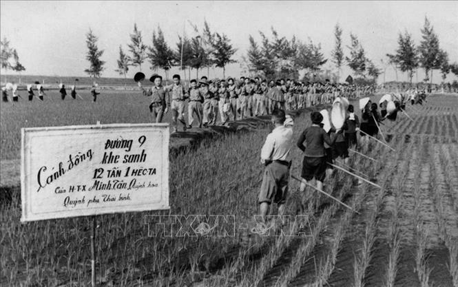 Trong các cuộc kháng chiến kiến quốc của dân tộc ta, văn hóa gánh một phần rất quan trọng. Văn hóa cổ động tinh thần và lực lượng, góp phần quan trọng trong các phong trào thi đua ái quốc. Trong ảnh:Người lên đường chiến đấu, người ở lại hậu phương thi đua sản xuất dưới bom đạn trong phong trào 