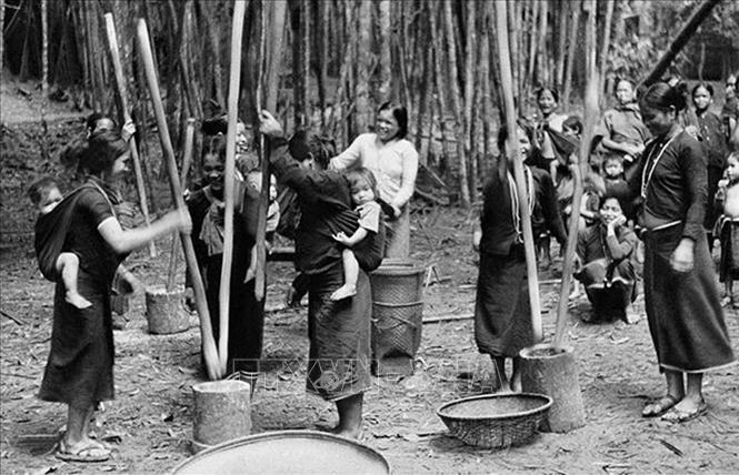 Đoàn kết là một giá trị văn hóa truyền thống quý báu được hình thành, phát triển trong lịch sử dựng nước và giữ nước của dân tộc ta. Trong kháng chiến chống Pháp và Mỹ, việc phát huy vai trò quy tụ sức mạnh đoàn kết dân tộc giúp nhân dân ta giành được những thắng lợi vĩ đại. Trong ảnh: Giã gạo ủng hộ bộ đội giải phóng trong kháng chiến chống Mỹ, cứu nước. Ảnh: Nhật Sơn - TTXVN