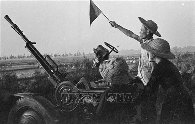 Đoàn kết là một giá trị văn hóa truyền thống quý báu, là cội nguồn sức mạnh, đưa đất nước vượt qua mọi khó khăn, thách thức, giành hết thắng lợi này đến thắng lợi khác trong các cuộc kháng chiến chống xâm lược và bảo vệ Tổ quốc. Trong ảnh: Đội trực chiến của dân quân huyện Từ Liêm, Hà Nội sẵn sàng chiến đấu, góp phần bắn rơi nhiều máy bay Mỹ. Ảnh: Trần Đình Thảo - TTXVN