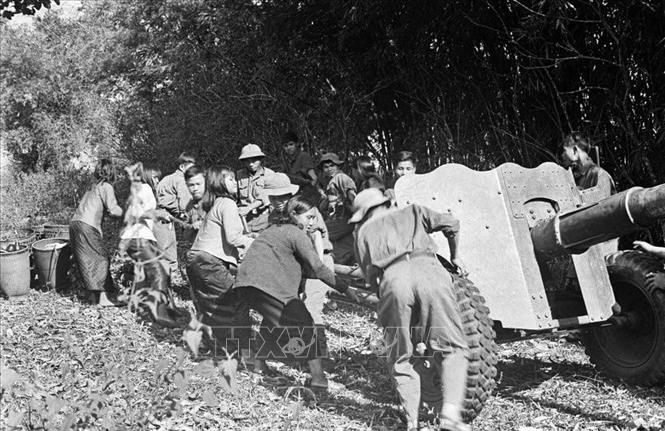 Đoàn kết là một giá trị văn hóa truyền thống quý báu, là cội nguồn sức mạnh, đưa đất nước vượt qua mọi khó khăn, thách thức, giành hết thắng lợi này đến thắng lợi khác trong các cuộc kháng chiến chống xâm lược và bảo vệ Tổ quốc. Trong ảnh: Nhân dân Tây Nguyên cùng bộ đội kéo pháo để đánh chiếm các đỉnh cao ở Pleiku trong Tổng tiến công và nổi dậy mùa Xuân 1975. Ảnh: TTXVN