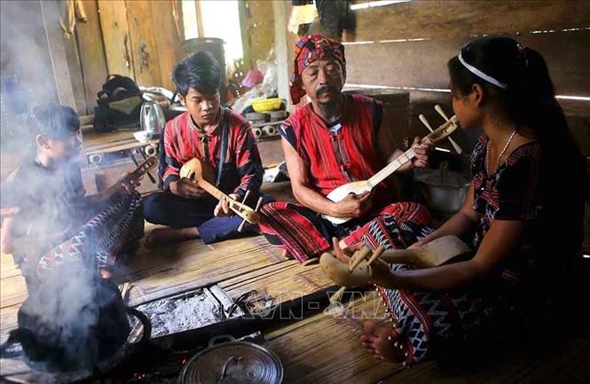 Các giá trị văn hóa truyền thống của các dân tộc và từng vùng, miền được kế thừa; di sản văn hóa của các dân tộc được bảo tồn, tôn tạo và phát huy, sáng tạo nên những giá trị văn hóa mới xã hội chủ nghĩa, làm cho những giá trị ấy thấm sâu vào toàn bộ đời sống và hoạt động xã hội. Trong ảnh: Nghệ nhân dân tộc Pa Kô truyền dạy cách chơi đàn Ta lư cho thiếu nhi. Ảnh: Hồ Cầu - TTXVN