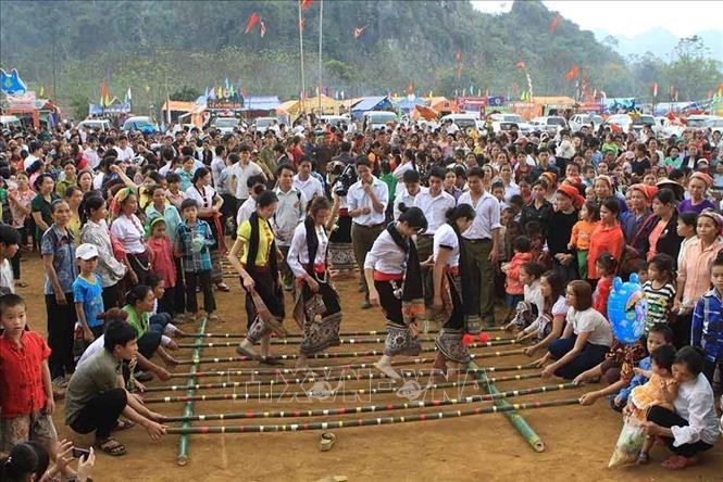 Nhảy sạp không chỉ mang đậm bản sắc đời sống sinh hoạt văn hóa người Tây Bắc mà còn thể hiện được cốt cách, tâm hồn và tình cảm của những người con nơi đây, là hoạt động tiêu biểu giúp gắn kết cộng đồng người Tây Bắc và cộng đồng các dân tộc khác nhau. Ảnh: Nguyễn Thủy - TTXVN