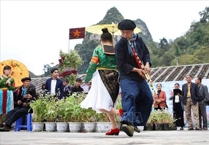 Đảng và Nhà nước ta rất chú trọng công tác bảo tồn và phát huy giá trị văn hoá của các dân tộc, coi đó là tài sản quý báu của toàn xã hội và là điều kiện quan trọng góp phần xây dựng nền văn hóa chung của quốc gia - dân tộc. Trong ảnh: Múa khèn - nét văn hoá truyền thống của đồng bào dân tộc Mông. Ảnh: Minh Quyết – TTXVN