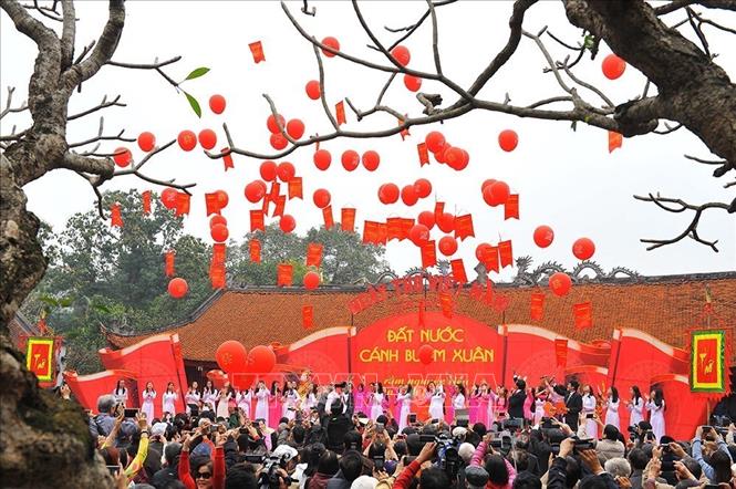 Ngày thơ Việt Nam trở thành một lễ hội, một nét văn hóa độc đáo thu hút sự quan tâm của đông đảo công chúng, góp phần quảng bá các giá trị thơ ca của dân tộc, nuôi dưỡng tình yêu văn chương, hướng con người đến với những chân - thiện - mỹ để tự hoàn thiện tâm hồn, nhân cách, từ đó sống đẹp và sống tốt hơn. Ảnh: Minh Đức - TTXVN