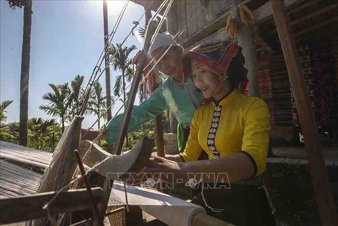 Với sự nỗ lực của các cấp ủy, chính quyền, đồng bào các dân tộc thiểu số trong việc giữ gìn, phát huy bản sắc văn hoá truyền thống, tỉnh Hòa Bình đã đạt được nhiều thành tựu trong công tác bảo tồn văn hoá truyền thống trong đời sống hiện đại...Trong ảnh: Nghề dệt truyền thống của đồng bào dân tộc Thái được bảo tồn, phát huy. Ảnh: Trọng Đạt - TTXVN