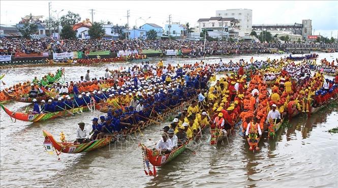 Đua ghe ngo là hoạt động văn hóa truyền thống của đồng bào Khmer Nam bộ, là dịp để cộng đồng các dân tộc giao lưu, củng cố, tăng cường mối đoàn kết, gắn bó, cùng phát triển. Ảnh: Duy Khương – TTXVN