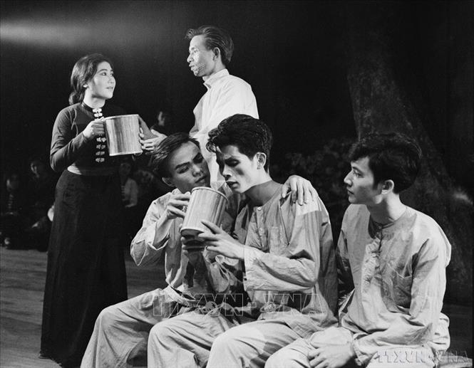 Một cảnh trong vở nhạc kịch Cô Sao, vở nhạc kịch sử thi cách mạng đầu tiên của Việt Nam do Nhạc sĩ Đỗ Nhuận sáng tác. Tác phẩm thể hiện sự biết ơn của đồng bào các dân tộc Tây Bắc với Đảng và Bác Hồ. Ảnh: TTXVN