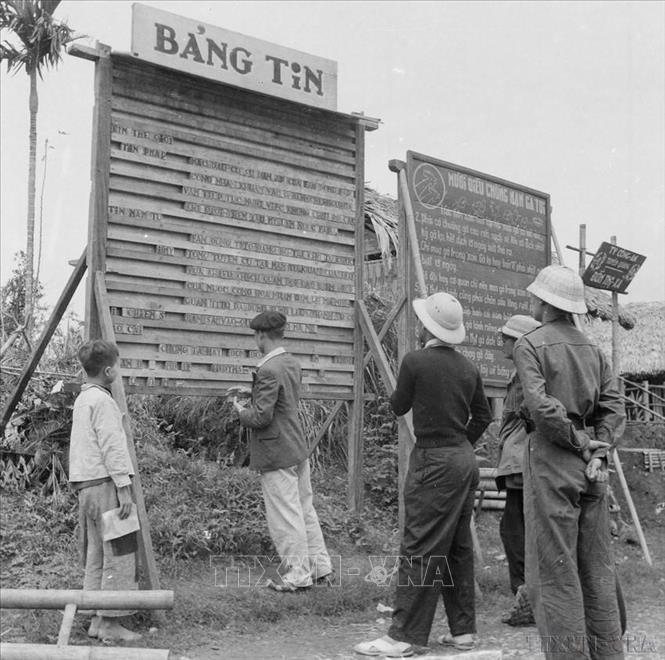 Người dân xem bảng tin chiến thắng trong thời kỳ kháng chiến chống Pháp. Ảnh: Tư liệu TTXVN