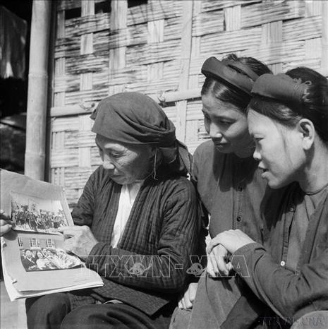 Người dân xem sách trong một Hiệu sách nhân dân, thời kỳ sau Cách mạng Tháng Tám 1945. Ảnh: Tư liệu TTXVN