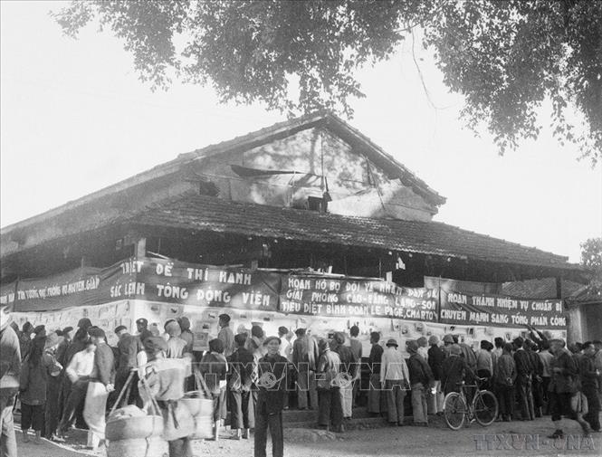 Triển lãm ảnh tại Thất Khê sau Chiến dịch biên giới 1950. Ảnh: Tư liệu TTXVN

