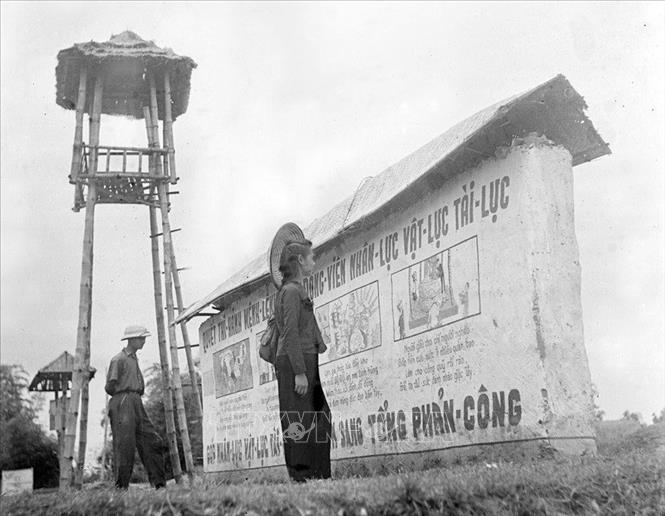 Tranh vẽ và ca dao dùng trong tuyên truyền và cổ động rất được nhân dân yêu thích trong những năm kháng chiến chống Pháp. Ảnh: Tư liệu TTXVN