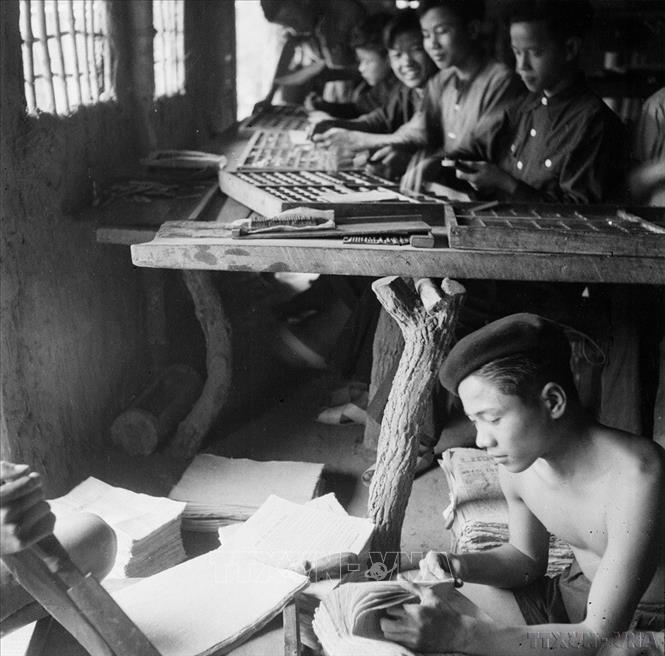 In sách báo tại Sở tuyên truyền Liên khu I trong kháng chiến chống Pháp. Ảnh: Tư liệu TTXVN
