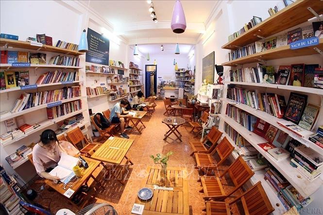 Ngày Sách và Văn hóa đọc Việt Nam (21/4) là sự kiện văn hóa quan trọng đối với những người yêu sách và cả cộng đồng xã hội, là dịp để tôn vinh giá trị của sách, khẳng định vị trí, vai trò và tầm quan trọng của sách trong đời sống xã hội, khuyến khích và phát triển phong trào đọc sách trong cộng đồng. Việc lấy ngày 21/4 là Ngày Sách và Văn hóa đọc Việt Nam thể hiện sự hội nhập của Việt Nam với thế giới trong lĩnh vực văn hóa, xuất bản. Ảnh: TTXVN