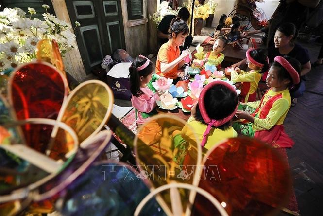 Hằng năm, chương trình Vui Tết Trung thu nhằm phát huy giá trị văn hóa dân tộc, mang tới cho thiếu nhi một mùa Trung thu ý nghĩa, với những hoạt động bổ ích lý thú. Ảnh: Thanh Tùng - TTXVN