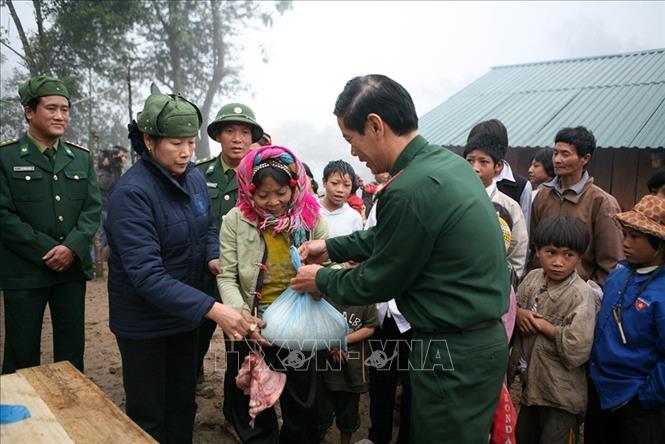 Kế thừa và phát huy những nét văn hóa truyền thống tốt đẹp của dân tộc, danh hiệu “Bộ đội Cụ Hồ” đã trở nên rất đỗi thân thương, gần gũi đối với mỗi người dân Việt Nam, là nét đẹp văn hóa truyền thống, là bản chất của quân đội cách mạng, được nhân dân sinh ra, vì nhân dân mà chiến đấu. Trong  ảnh: Đại diện Bộ đội BP tỉnh Lai Châu tặng gạo và thịt cho bà con người La Hủ, bản Là Si, xã Thu Lũm trong ngày về nhà mới. Ảnh: Xuân Trường - TTXVN