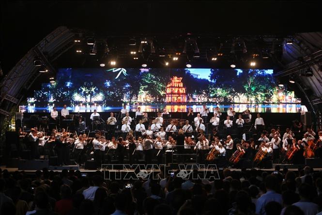 Văn học, nghệ thuật không còn là đặc quyền đặc lợi của một thiểu số, mà phải trở thành tài sản chung của mọi tầng lớp nhân dân. Trong ảnh: Dàn nhạc Giao hưởng London (LSO) biểu diễn trong Chương trình hòa nhạc Vietnam Airlines Classic - Hanoi Concert 2019. Ảnh: Thành Đạt - TTXVN