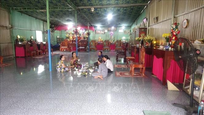 Tính chất khoa học của nền văn hóa đòi hỏi chúng ta phải tiếp tục đấu tranh chống lại những biểu hiện lạc hậu, cổ hủ, phản khoa học, cản trở sự phát triển. Trong ảnh: Công an huyện Bù Đốp (Bình Phước) kiểm tra hành chính, bắt quả tang đối tượng xây dựng trái phép tụ điểm thờ cúng các vị phật, mẫu, thần thánh rồi lôi kéo người dân cuồng tín đến chữa bệnh bằng hành vi lên đồng và uống nước suối (8/2019). Ảnh: Đậu Tất Thành - TTXVN