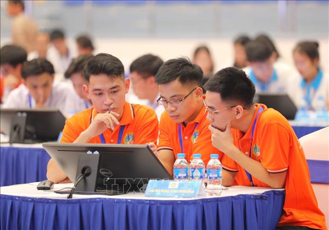 Từ tinh thần dân chủ trong văn hóa sẽ hình thành ý thức làm chủ, thái độ tự chủ, tự chịu trách nhiệm, gương mẫu, năng động, sáng tạo, dám nghĩ, dám làm, vượt thoát mọi lối mòn, nỗ lực phấn đấu vì sự phát triển của tập thể... Trong ảnh: Những sinh viên tiêu biểu tham dự Olympic Vật lý sinh viên toàn quốc lần thứ XXIV – năm 2022. Ảnh: Thanh Tùng - TTXVN