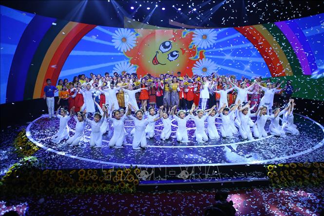 Xây dựng Việt Nam thành địa chỉ hấp dẫn về giao lưu văn hóa quốc tế;  Giao lưu, hợp tác văn hóa với các nước để học hỏi, tiếp nhận làm giàu văn hóa dân tộc trên tinh thần tiếp thu có chọn lọc tinh hoa văn hóa nhân loại phù hợp với thực tiễn Việt Nam. Trong ảnh: Tiết mục biểu diễn của thiếu nhi ASEAN trong đêm khai mạc Liên hoan thiếu nhi ASEAN + 2017 với chủ đề 