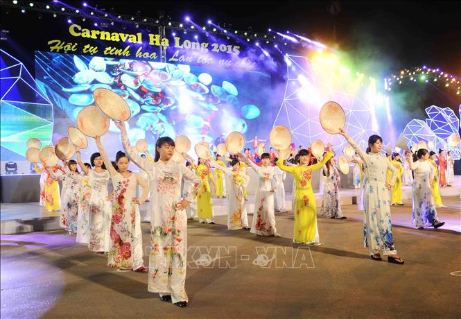 Mở cửa để đón nhận nền văn minh của nhân loại, trân trọng tiếp thu tinh hoa văn hóa của các dân tộc, đưa niềm tự hào của văn hóa Việt Nam đến với bạn bè quốc tế, đem lại hiệu quả to lớn trong việc thắt chặt tình đoàn kết hữu nghị, tăng cường hiểu biết lẫn nhau giữa các dân tộc trong khu vực và thế giới. Trong ảnh: Tiết mục biểu diễn của đoàn chủ nhà Việt Nam tại Lễ hội Carnaval Hạ Long 2015. Ảnh: Minh Đức - TTXVN