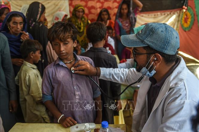 Nhân viên y tế khám bệnh cho người dân vùng ngập lụt tại tỉnh Sindh, Pakistan. Ảnh: AFP/TTXVN