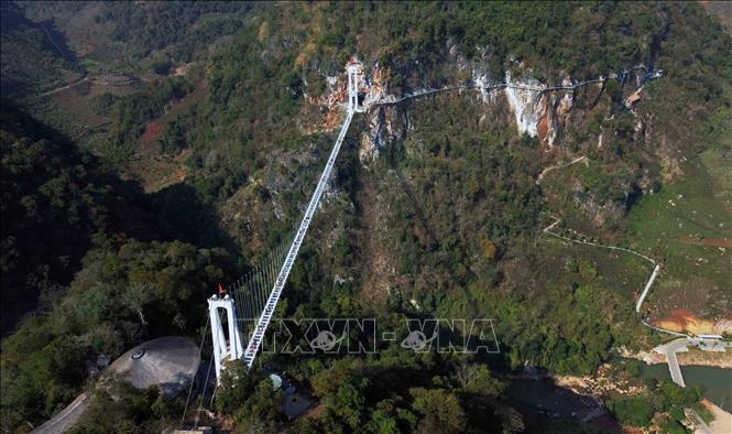 The Bach Long bridge has the world's longest glass-bottom cliff side path measured at 327 meters. VNA Photo: Quang Quyết 