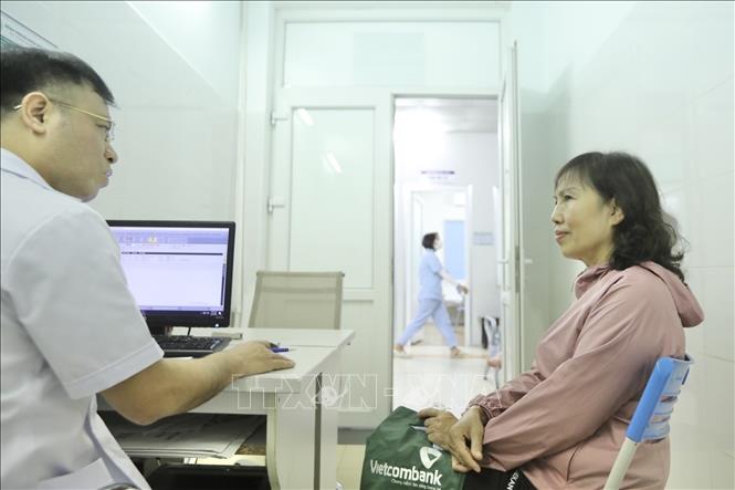 BSCKII Đoàn Văn Phúc, Trưởng khoa Thần kinh (bệnh viện đa khoa Đức Giang) khám, tư vấn cho bệnh nhân rối loạn về giấc ngủ. Ảnh: Minh Quyết - TTXVN