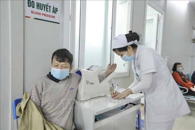 Khu vực đo huyết áp cho bệnh nhân đến khám. Ảnh: Minh Quyết - TTXVN