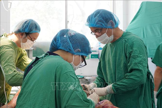Trong ảnh: Ê-kíp thực hiện ghép da hiến tặng tại Bệnh viện Chợ Rẫy. Ảnh: TTXVN phát
