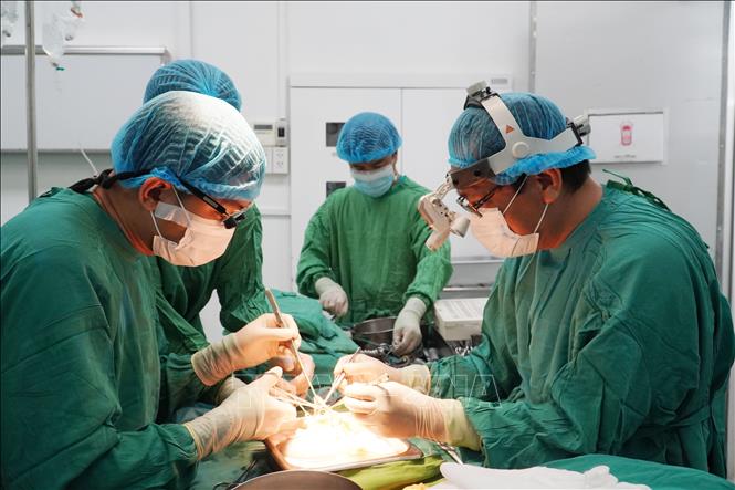 Trong ảnh: Ê-kíp thực hiện ghép thận hiến tặng tại Bệnh viện Chợ Rẫy. Ảnh: TTXVN phát
