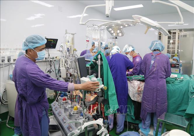 Trong ảnh: Ê-kíp thực hiện ghép tim hiến tặng tại Bệnh viện Việt Đức. Ảnh: TTXVN phát
