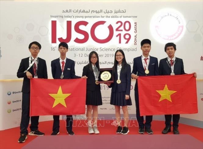 Từ một đất nước có hơn 90% dân số mù chữ, chữ viết kém phát triển, chúng ta đã xây dựng được một nền văn hóa mới, tiến bộ với những thành tựu chưa từng có trong lịch sử. Trong ảnh: Đoàn học sinh Việt Nam xuất sắc giành 3 HCV và 3 HCB tại Kỳ thi Olympic Khoa học trẻ quốc tế 2019 được tổ chức tại Qatar. Ảnh: TTXVN