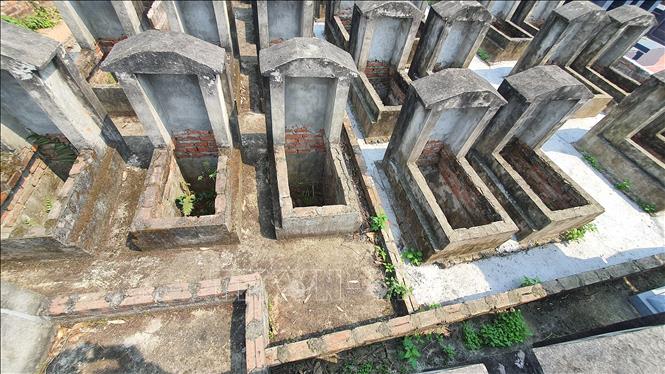 Trong ảnh: Nghĩa trang Núi Trống, thuộc địa bàn phường Khai Quang, thành phố Vĩnh Yên đang trong tình trạng quá tải, xuất hiện tình trạng xây mô giả...để chiếm chỗ. Ảnh: Nguyễn Trọng Lịch- TTXVN