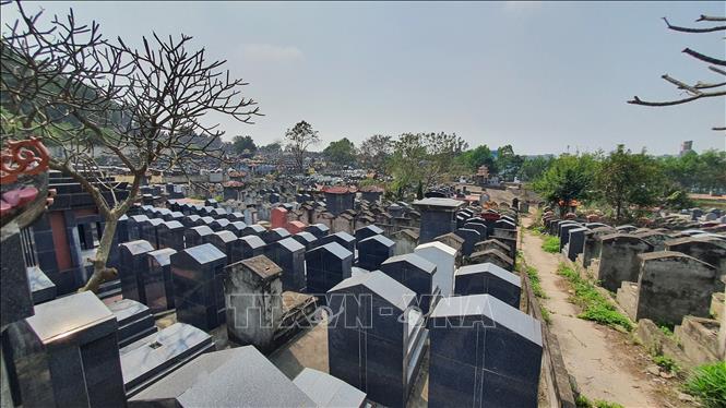 Trong ảnh: Nghĩa trang Núi Trống, thuộc địa bàn phường Khai Quang, thành phố Vĩnh Yên, rộng khoảng 10 ha đang trong tình trạng quá tải. Ảnh: Nguyễn Trọng Lịch- TTXVN