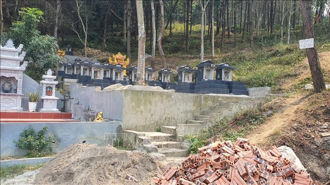 Trong ảnh: Nghĩa trang Núi Trống, thuộc địa bàn phường Khai Quang, thành phố Vĩnh Yên, rộng khoảng 10 ha có biểu hiện lấn vào phần đất trồng rừng. Ảnh: Nguyễn Trọng Lịch- TTXVN