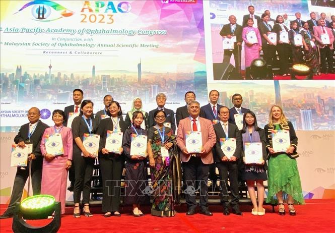 Doctor Nguyen Viet Giap among others honoured at the 38th APAP Congress. Photo by courtesy/VNA