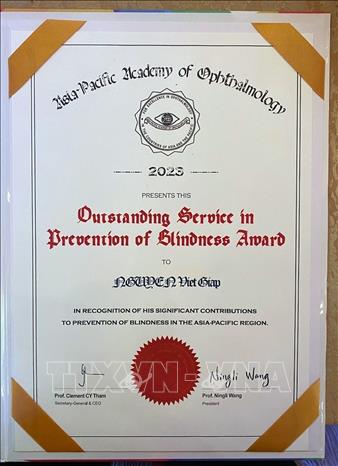 The 2023 Asia-Pacific Academy of Ophthalmology (APAO) Outstanding Service in Prevention of Blindness Award presented to Doctor Nguyen Viet Giap. Photo by courtesy/VNA